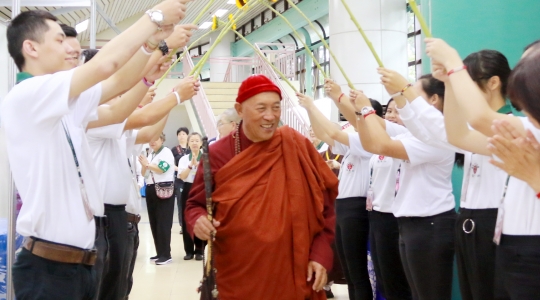 青年團「與師有約」心道法師送皈依大禮
